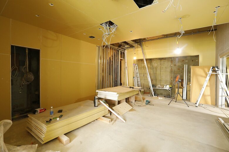 入り口からすぐの50平米のカフェスペース。カフェ担当のスタッフが常駐予定