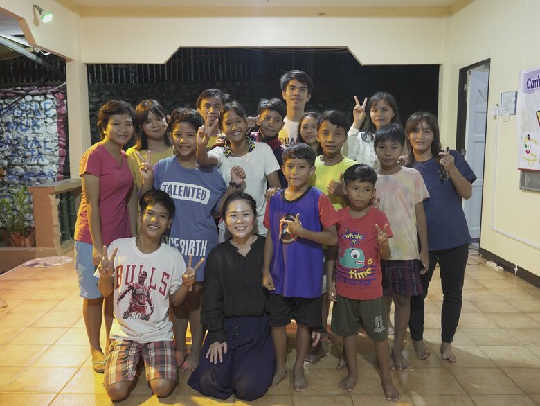 「みんないい笑顔！」フィリピンの児童養護施設を訪れた玉城千春さん　協力／認定NPO法人CFFジャパン　