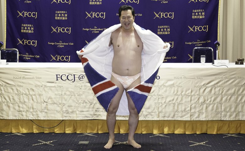 「ゴット・タレント」での活躍を受け、日本外国特派員協会で会見を行った安村さん