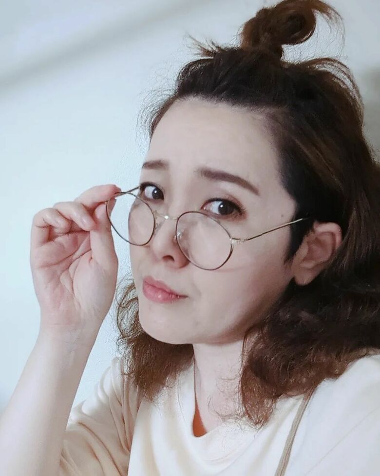 眼鏡で遊ぶ隈田さん