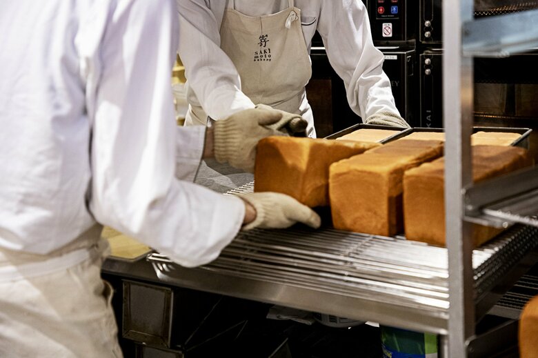 パンは、生き物。焼きあがりは慎重に取り扱います