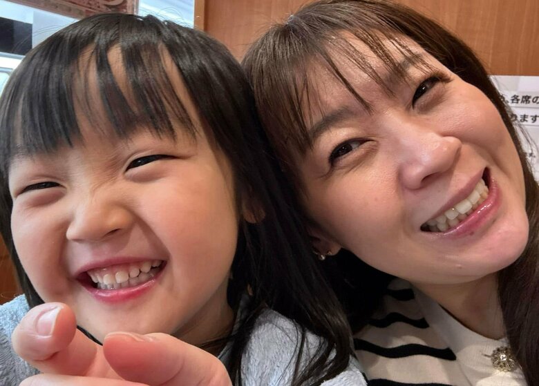 三女と笑顔で過ごす運上さん