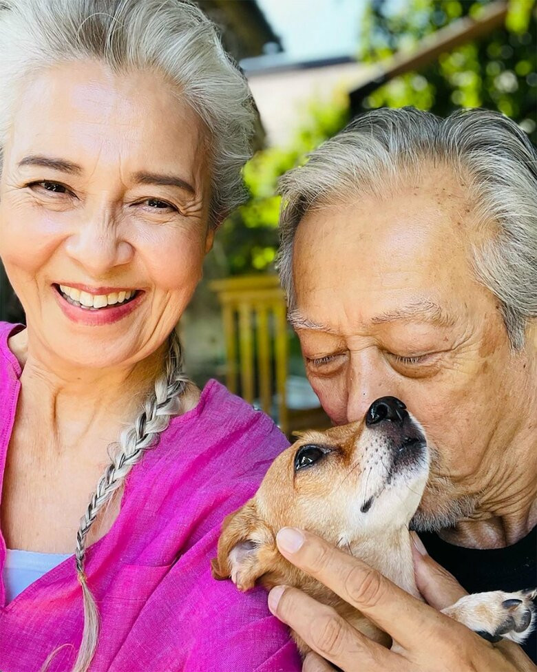 夫・岩城滉一さんと。鮮やかなピンクのシャツが素敵です