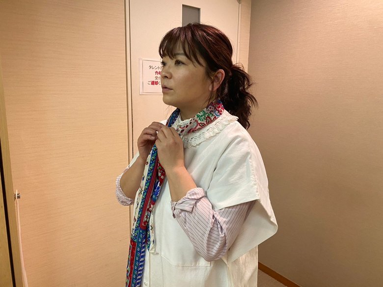 本番前に衣装を整える伊藤さん