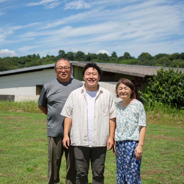 2025年7月に撮影した里親の両親との写真