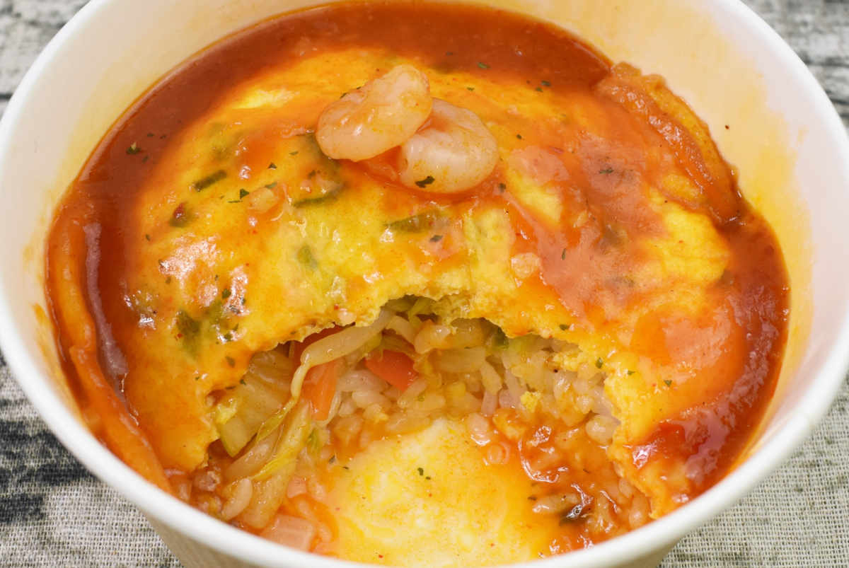 ナチュラルローソンの人気商品「ふんわり玉子のエビチリソース天津飯(1食分の野菜入り)」のアップ画像