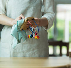 産後に突然潔癖が発動した母たちの話「夫の汚い足が…」