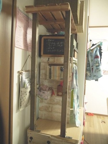 リビングにオールインワン収納！斜め横は通園の準備スペース☆