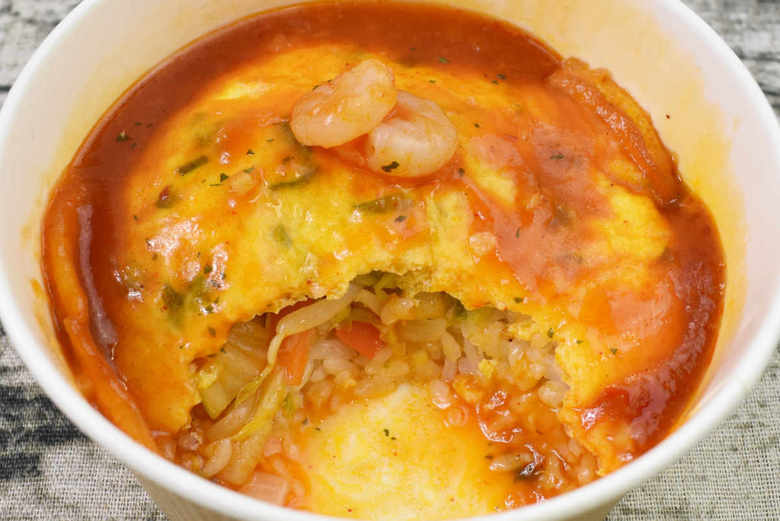 ナチュラルローソンの人気商品「ふんわり玉子のエビチリソース天津飯(1食分の野菜入り)」のアップ画像