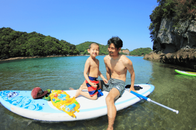 親子で自然体験する様子