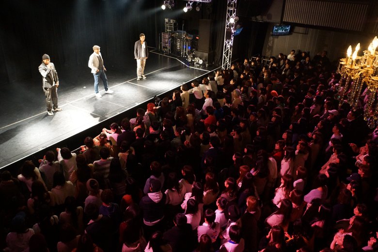 2013年、ライブにて3兄弟でステージへ。以来「YANO BROTHERS」としての活動も