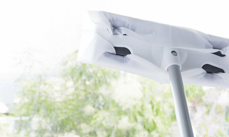 手を汚さずに気軽に網戸掃除ができるのもポイント