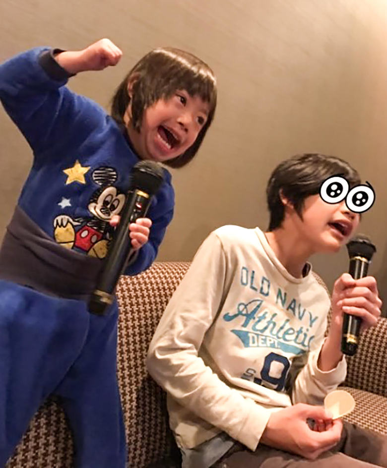 長男の空良くんとカラオケをする次男の美良生くん