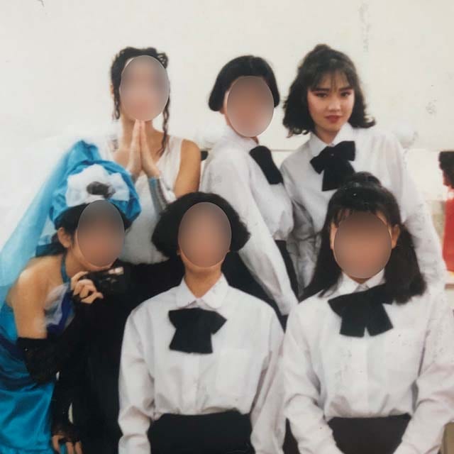 地元の劇団で舞台に立っていた高校時代（右上）