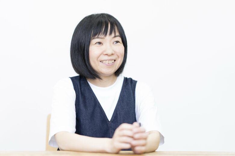 笑顔でインタビューに応じる菊池こころさん