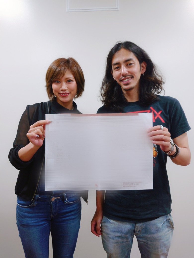 婚姻届を出したときの信子さんと夫・ジーザスさん