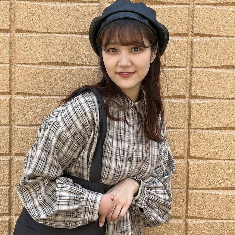 人のボタンやファスナーを閉めるのは工夫がいると語る