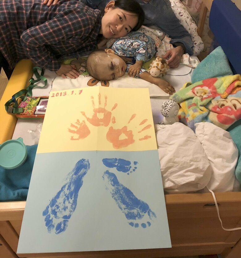 こどもホスピスで家族の手形と足形をとってもらったときの1枚