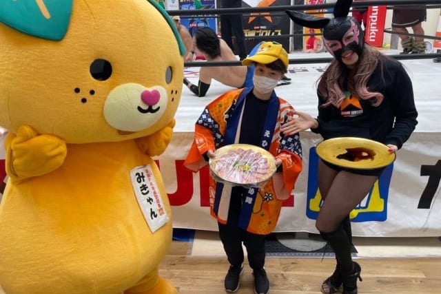 試合中にさまざまなPRが入る（写真は愛媛県のみかんブリ）