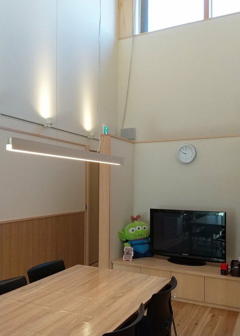 守山学園が新園舎に併設した一時保護専用施設のリビング