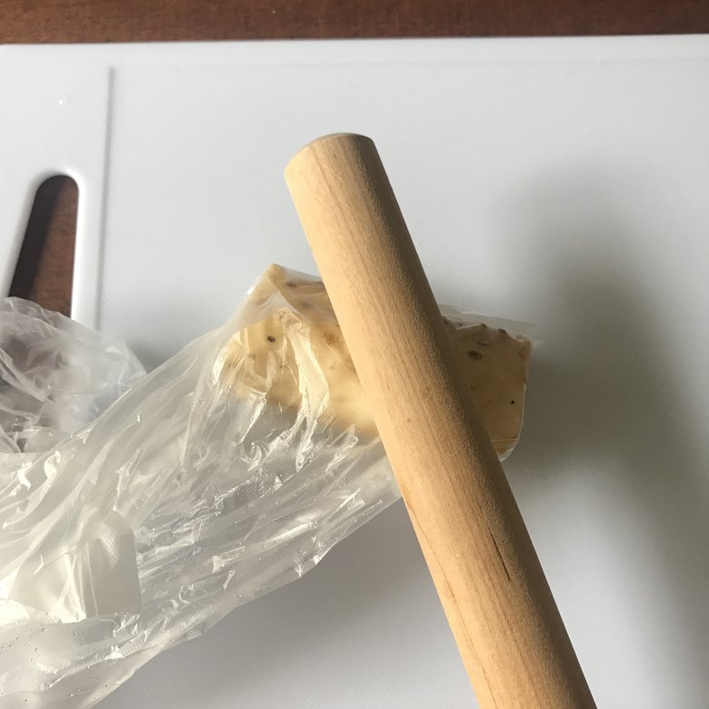 「長いものかけら焼き」【作り方1】長いもを皮ごとポリ袋に入れて麺棒などで叩く