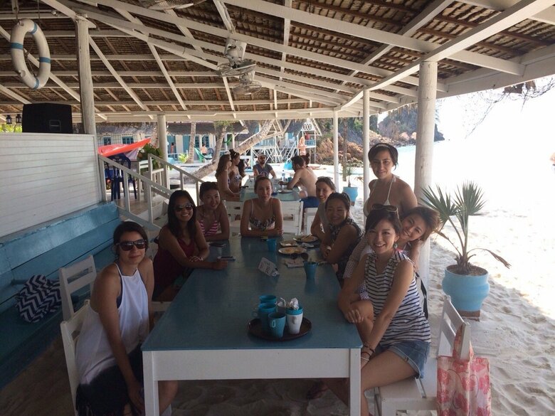 国際色豊かな友人たちとビーチを訪れた中野さん（写真右手前）。シンガポールでは人種や国籍を問わずたくさんの出会いがあった