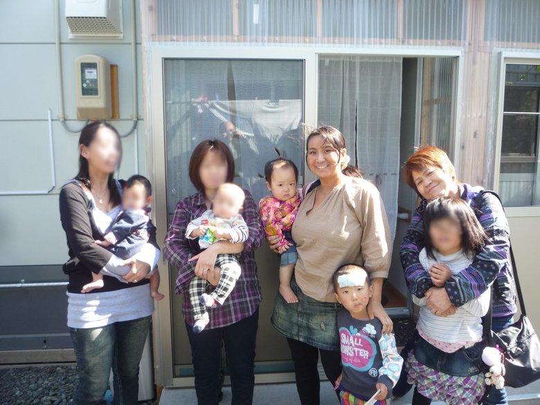 佐藤さん（右から2番目）は、震災後、3歳の長男と生後5か月の長女を連れて産前産後の女性たちを支えた