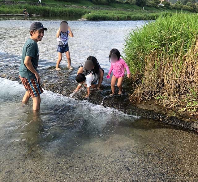 子どもと川遊びをする夫・福永祐一騎手
