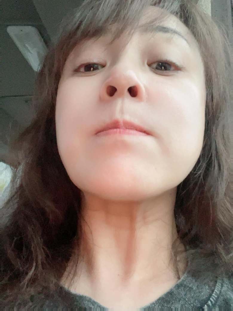 「首のシワどうにかして」とSNSで発信。十分美しいです！