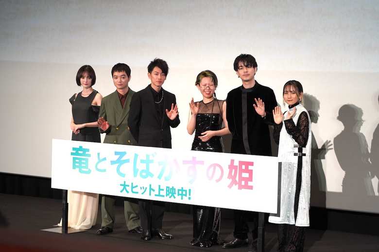 『竜とそばかすの姫』の初日舞台挨拶に登壇したボイスキャスト陣