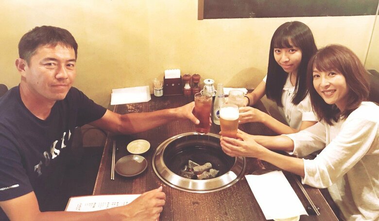 焼肉店で家族3人そろっての団らん