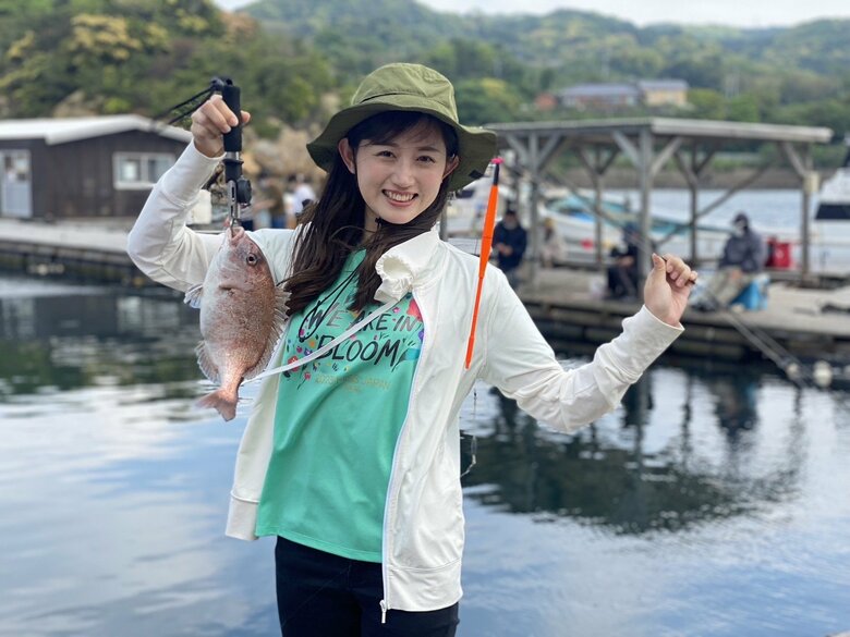 見事大物ヒット！地元の海で魚釣りをする吉田さん
