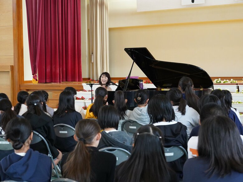 沖縄の子どもたちに、苦手なピアノに挑戦する姿を見てほしいとの思いから弾き語りを披露する玉城千春さん