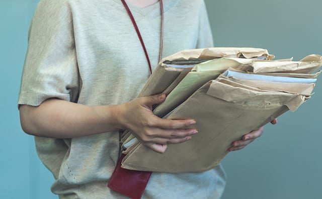 書類を抱える女性のイメージ