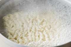 「インスタント袋麺アレンジ」料理上手な芸人の技「まだそんな方法が!!」