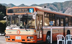 降車ボタンがロウリュ、つり革は温度計に！引退した路線バスが移動式サウナになった訳