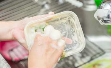 西山茉希さんの豪快！タッパー料理に称賛の嵐「とっても簡単」