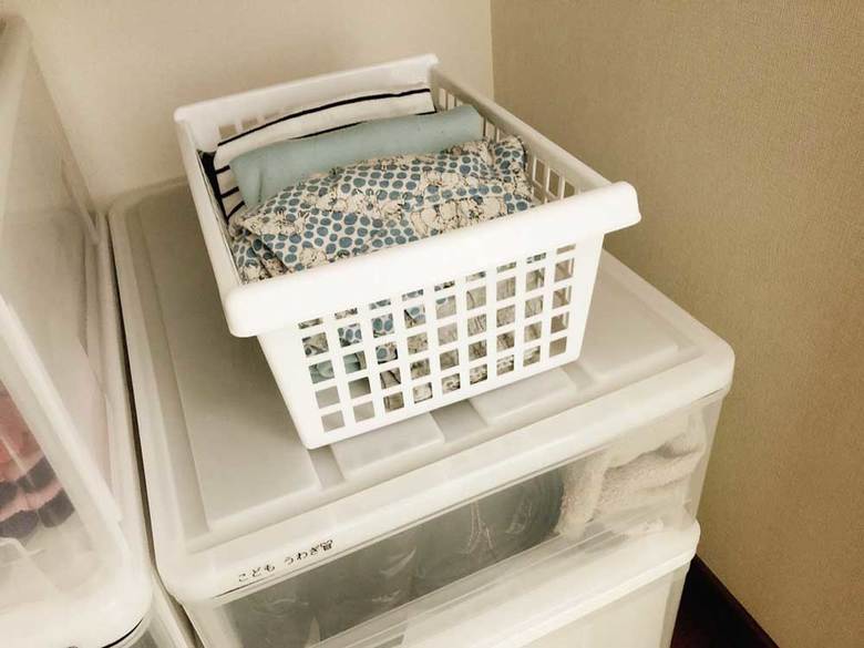 かごを使った服の収納法