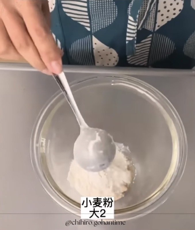 【作り方3】次に小麦粉大さじ2を入れる