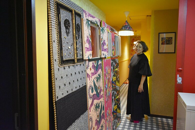 アトリエの廊下に並べられた作品の一部。上品なツイードやピンクベースの花柄などをあしらい、デザイン性の高さを感じさせる