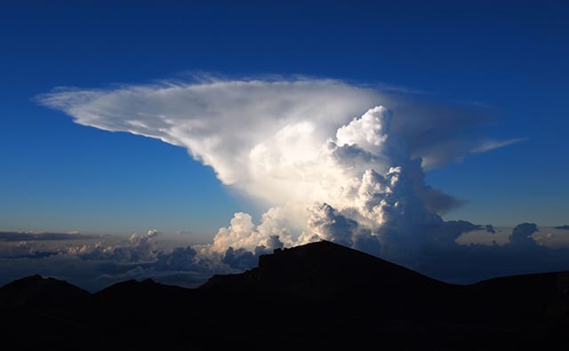 限界まで発達した積乱雲の頭は横に広がり「かなとこ雲」となる／『すごすぎる天気の図鑑』（荒木健太郎／KADOKAWA）