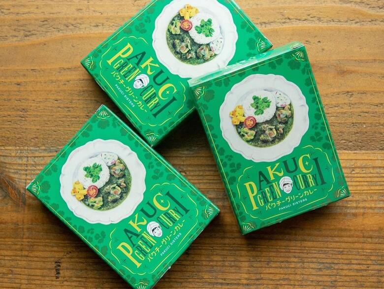 パクチーカレーのパッケージにはグリーンをベースに、インドを思わせるキャラクターとエキゾチックなオリジナルロゴを採用
