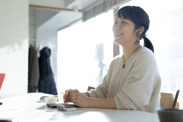 取材中は終始笑顔で話をしていた菅野さん