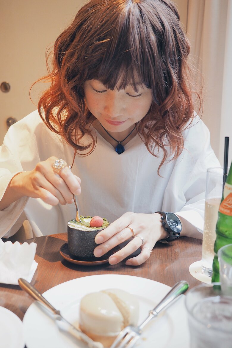 白髪が伸びるとウィッグや帽子で隠していた