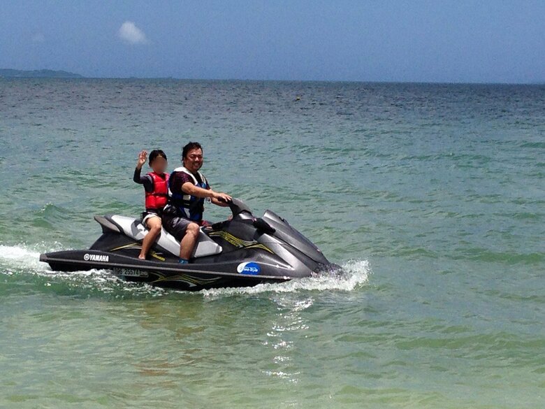 娘さんを水上スキーに乗せて沖縄の海を駆け抜けるパパイヤ鈴木さん（写真：パパイヤ鈴木）