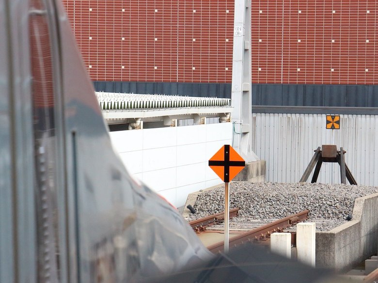 ▲同じ鉄道標識でも、新幹線の線路にはオレンジと黒の標識が設置されています。手前の「停止限界標識」のように新幹線にしかない標識もあります。