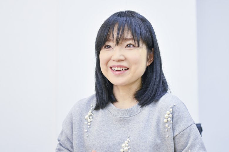 取材当日はグレーのカットソーを着ていた川嶋さん。パールの飾りが素敵