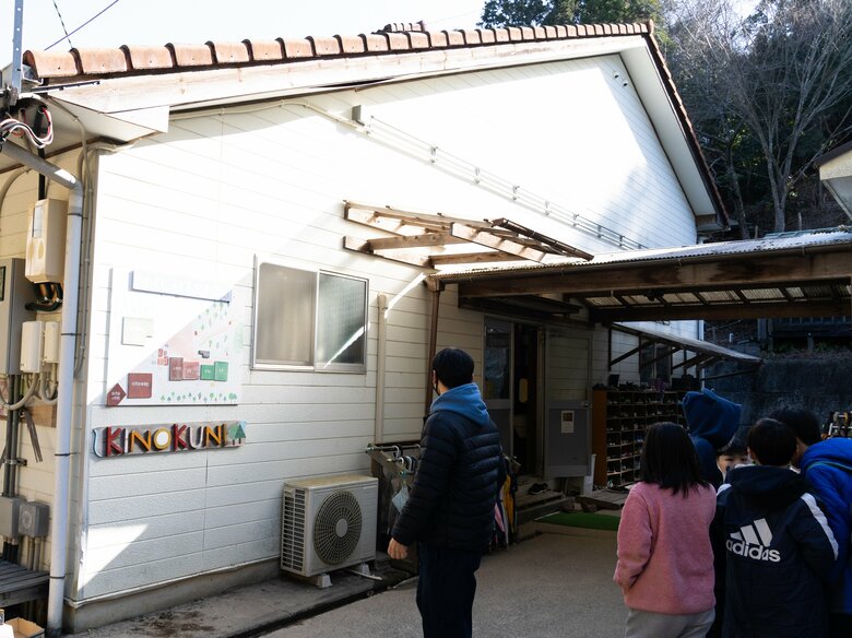 木材と絵の具で作られた学校銘板は、子どもたちのお手製