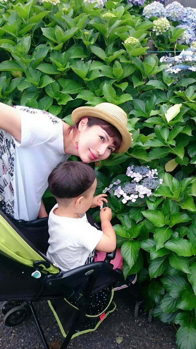 アジサイに興味津々な小さい頃の息子さんと優しく見守る麻実子さん