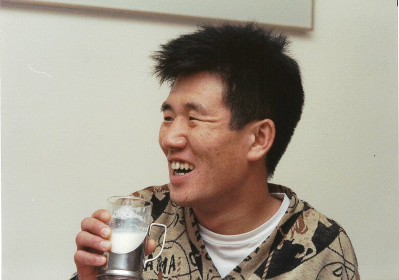 板前時代の面影が残るラッシャーさん。たけし軍団では末っ子的存在で、その関係性は今も続いている